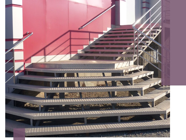 Лестницы для магазина в Архангельске — изготовление и монтаж